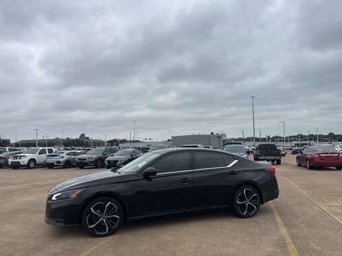 Certified 2023 Nissan Altima 2.5 SR w/ SR Premium Package FWD image 10