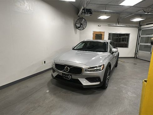 Certified 2025 Volvo V60 B5 Cross Country Plus image 1