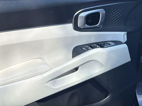 Used 2023 Kia Sorento EX image 11