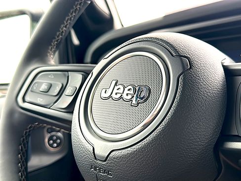 Used 2025 Jeep Wrangler Unlimited Rubicon w/ Convenience Group AWD/4WD image 30