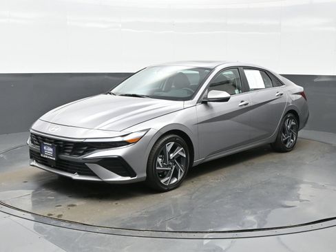 Used 2025 Hyundai Elantra Limited FWD image 2