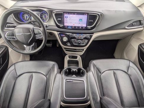 Used 2023 Chrysler Pacifica Touring-L FWD image 17
