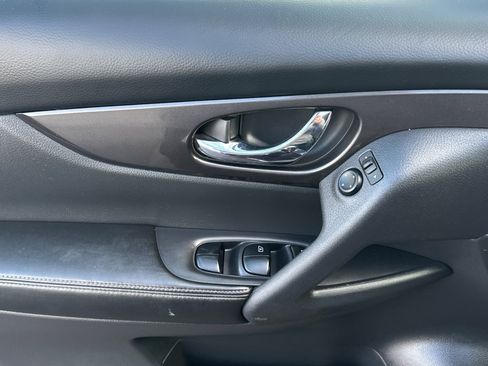 Used 2019 Nissan Rogue SV image 11