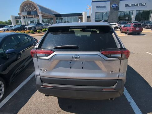 Used 2022 Toyota RAV4 XLE w/ Convenience Package FWD image 4