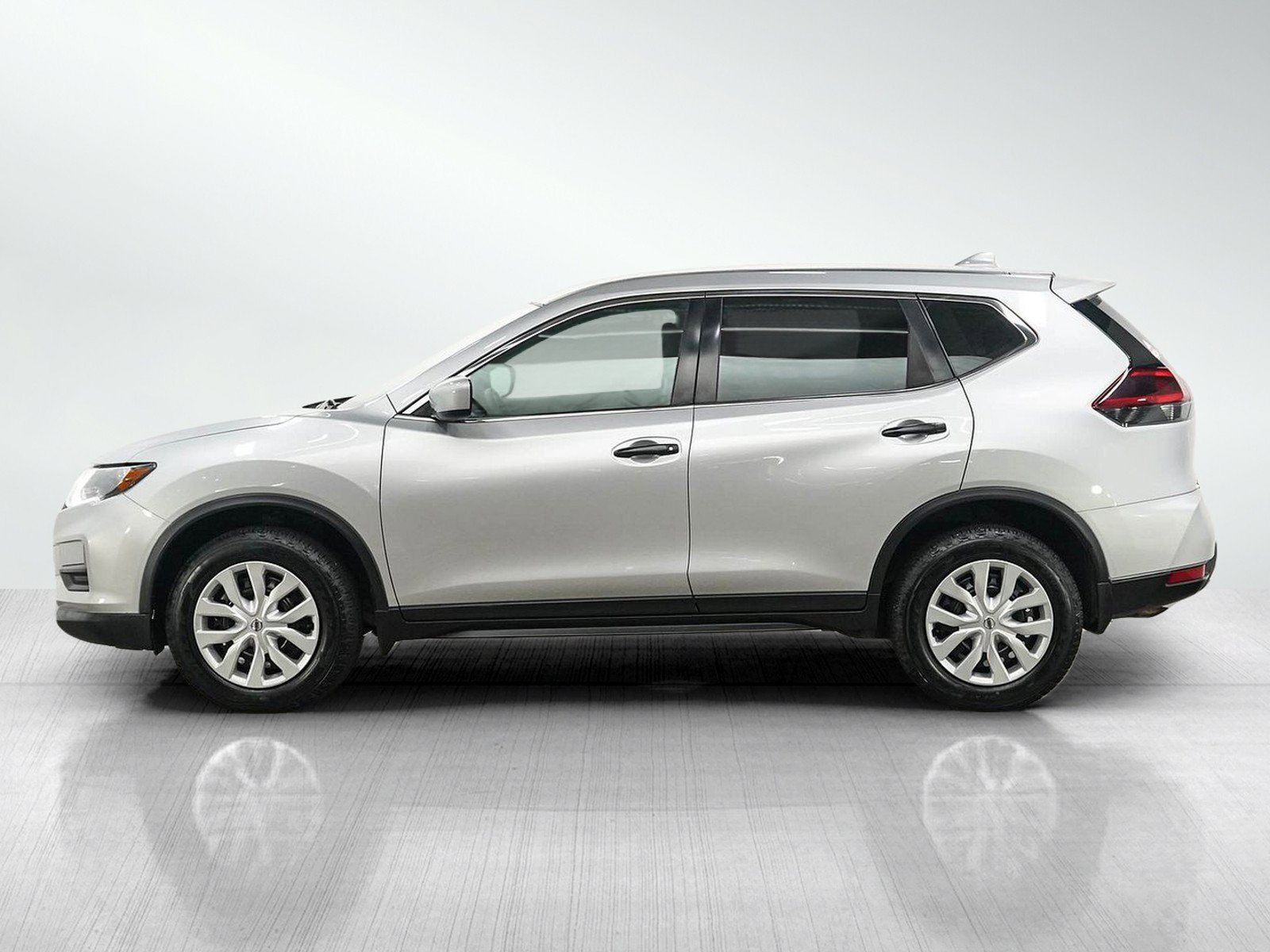 Used 2018 Nissan Rogue S AWD/4WD image 2