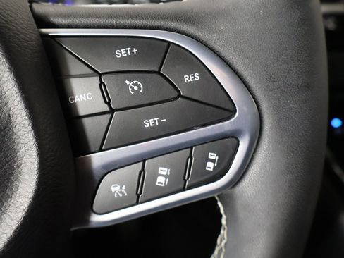 Used 2025 Chrysler Pacifica Select image 39