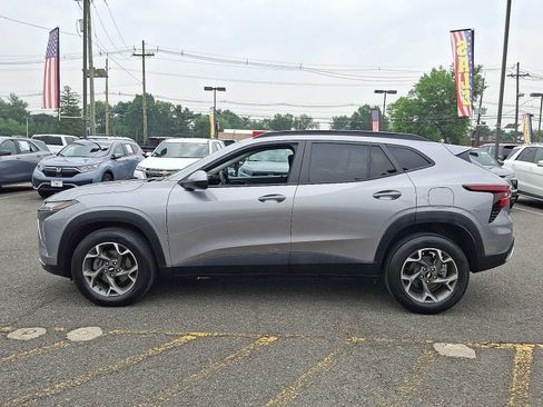 Used 2024 Chevrolet Trax LT w/ Sunroof Package FWD image 4