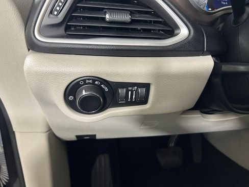 Used 2017 Chrysler Pacifica Touring FWD image 19