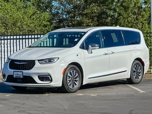 Used 2022 Chrysler Pacifica Limited w/ Uconnect Theater Family Group FWD image 7