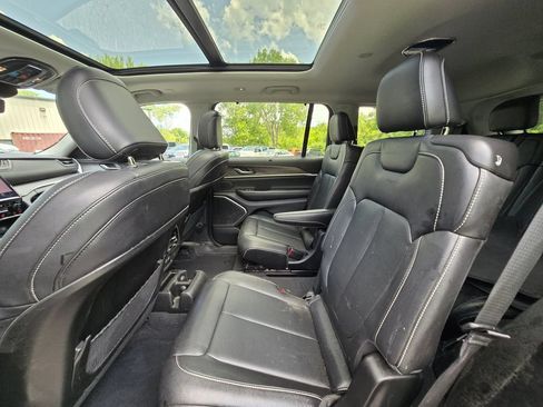 Used 2023 Jeep Grand Cherokee L Limited w/ Luxury Tech Group II AWD/4WD image 17