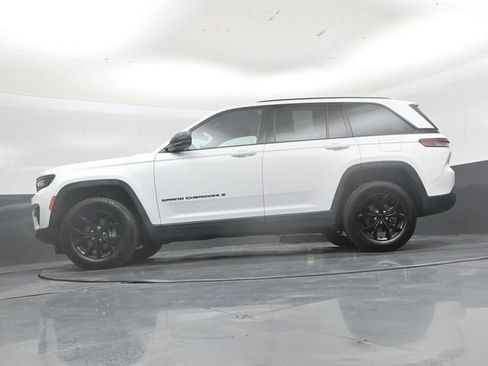 Used 2025 Jeep Grand Cherokee Altitude AWD/4WD image 45