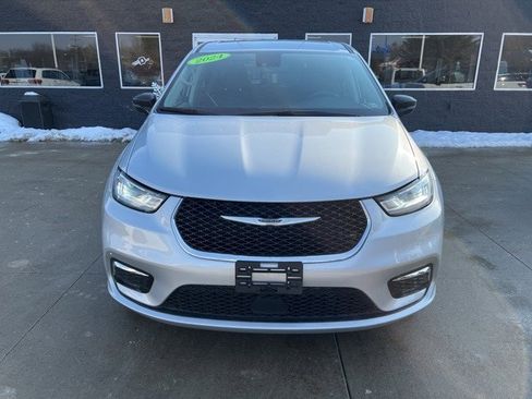 Certified 2024 Chrysler Pacifica Touring-L image 2