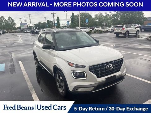 Used 2023 Hyundai Venue Limited FWD image 3