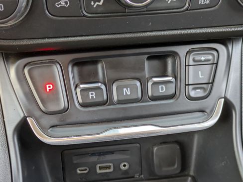 Used 2021 GMC Terrain SLT image 25