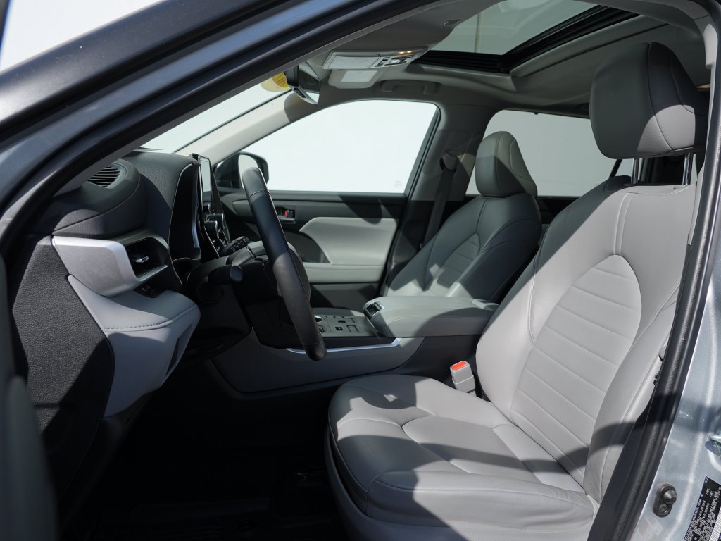 Used 2023 Toyota Highlander XLE AWD/4WD image 13