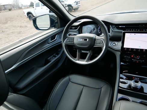 New 2025 Jeep Grand Cherokee Limited w/ Black Appearance Package image 9