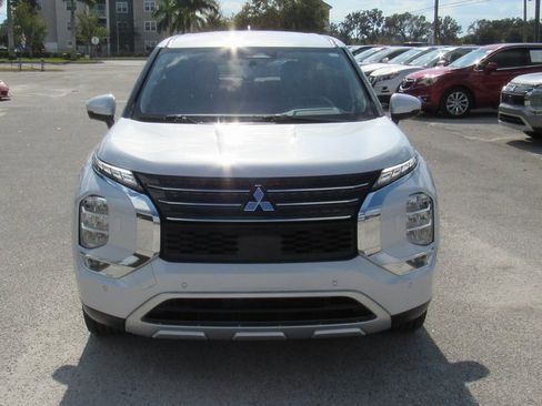 Used 2024 Mitsubishi Outlander SE image 9