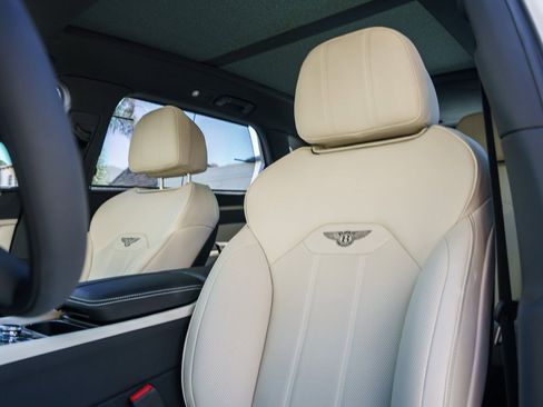 Used 2025 Bentley Bentayga Extended Wheelbase image 11
