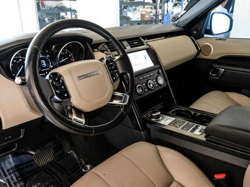 Used 2020 Land Rover Discovery SE AWD/4WD image 2