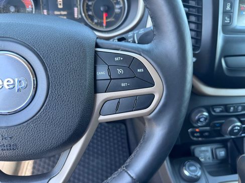 Used 2018 Jeep Cherokee Latitude w/ Cold Weather Group AWD/4WD image 21