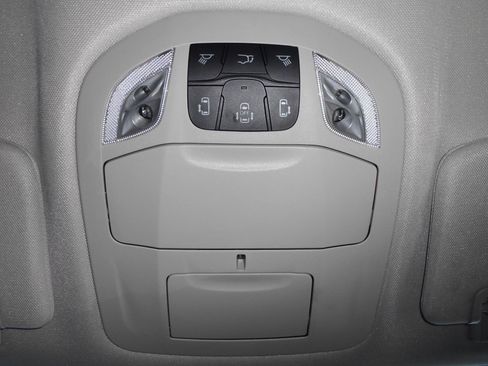 Certified 2024 Chrysler Pacifica Touring-L image 18