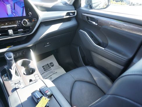 Used 2024 Toyota Highlander Platinum image 21