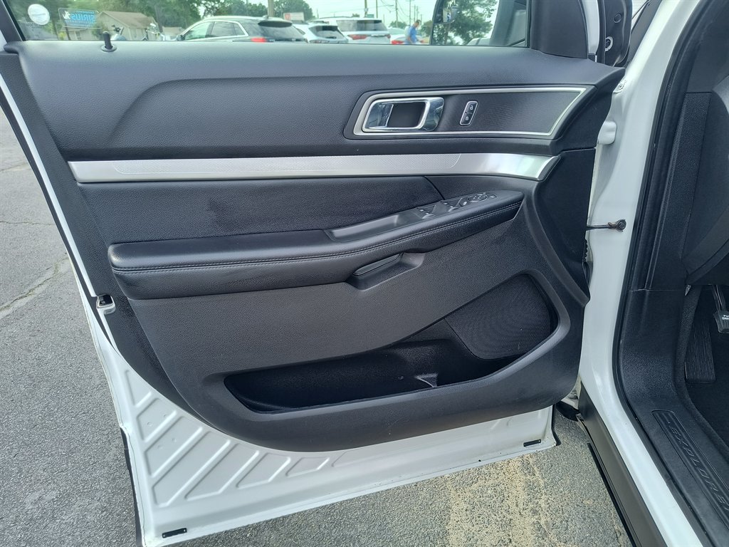 Used 2016 Ford Explorer XLT w/ Equipment Group 202A FWD image 18
