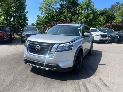 Used 2022 Nissan Pathfinder SV w/ SV Premium Package FWD image 3
