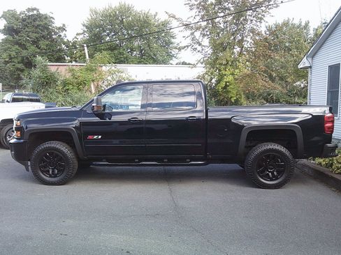 Used 2019 Chevrolet Silverado 2500 LT w/ Midnight Edition AWD/4WD image 2