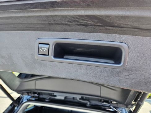 Used 2020 Toyota Highlander XLE AWD/4WD image 13