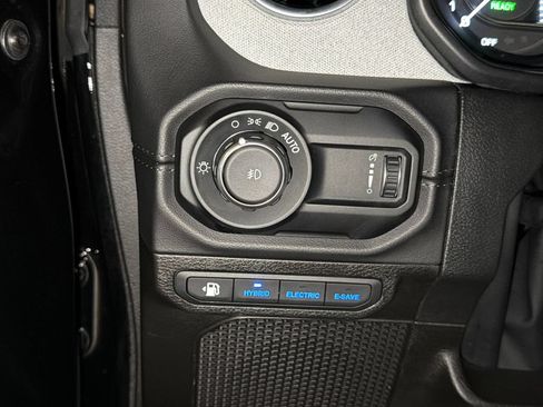 Used 2024 Jeep Wrangler Unlimited Sahara AWD/4WD image 20