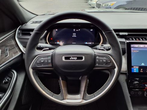 Used 2024 Jeep Grand Cherokee L Limited w/ Luxury Tech Group II image 15