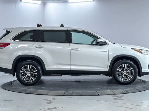 Used 2019 Toyota Highlander LE AWD/4WD image 8