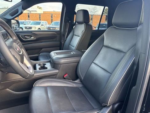 Used 2024 GMC Yukon SLT w/ SLT Luxury Package image 9
