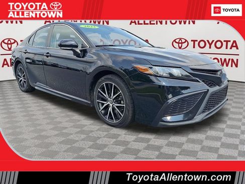 Used 2022 Toyota Camry SE FWD image 1