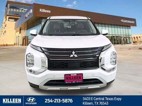 Used 2023 Mitsubishi Outlander SE image 2