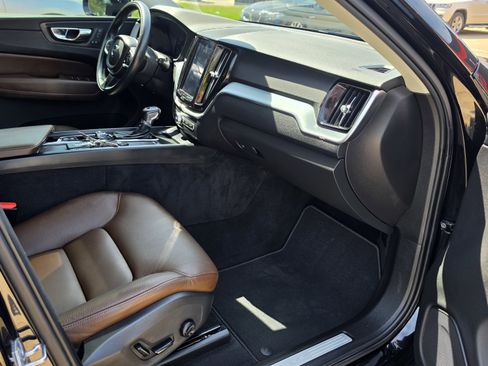 Used 2018 Volvo XC60 T5 Momentum w/ Convenience Package image 32