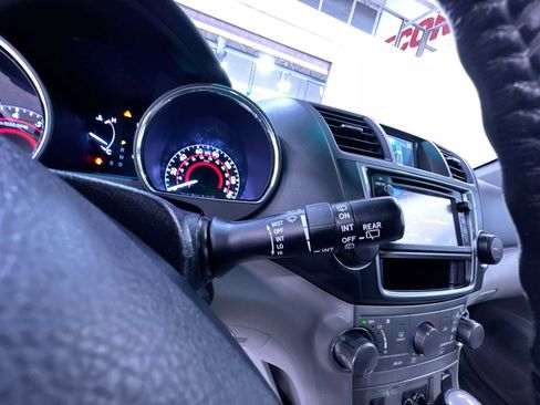 Used 2013 Toyota Highlander SE image 19