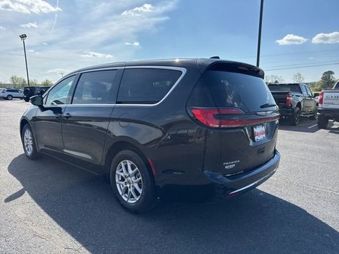 Used 2024 Chrysler Pacifica Touring-L image 14