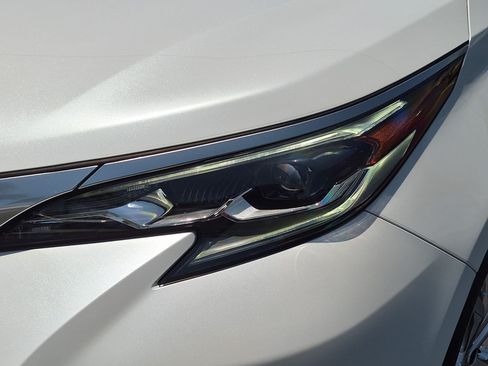 Used 2024 Toyota Sienna Platinum FWD image 6