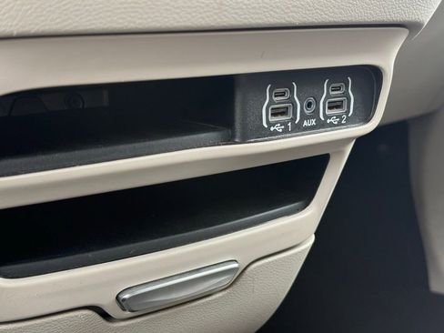Used 2023 Chrysler Pacifica Touring-L FWD image 14