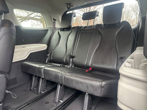 Used 2023 Kia Carnival LX image 15