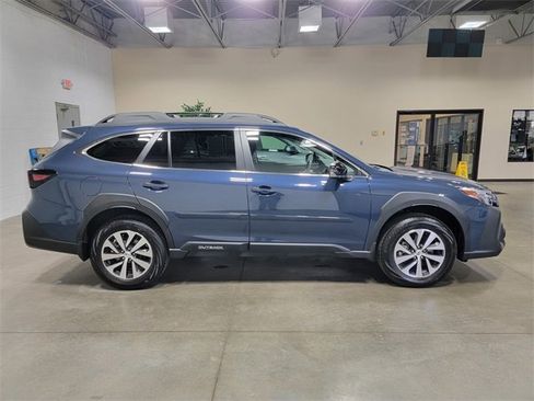 Used 2025 Subaru Outback Premium image 5