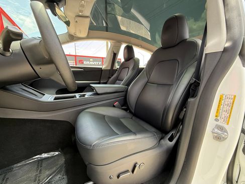 Used 2024 Tesla Model Y Long Range RWD image 17