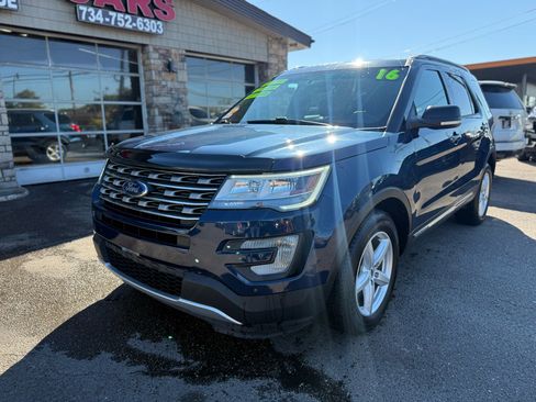 Used 2016 Ford Explorer XLT w/ Equipment Group 202A image 3