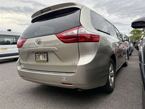 Used 2017 Toyota Sienna LE FWD image 3