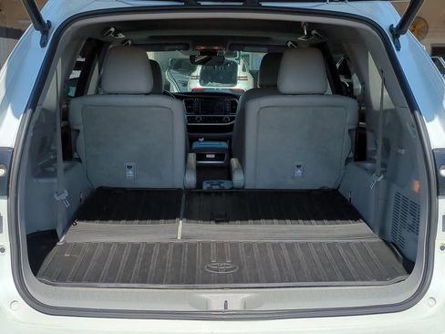 Used 2019 Toyota Highlander SE image 12