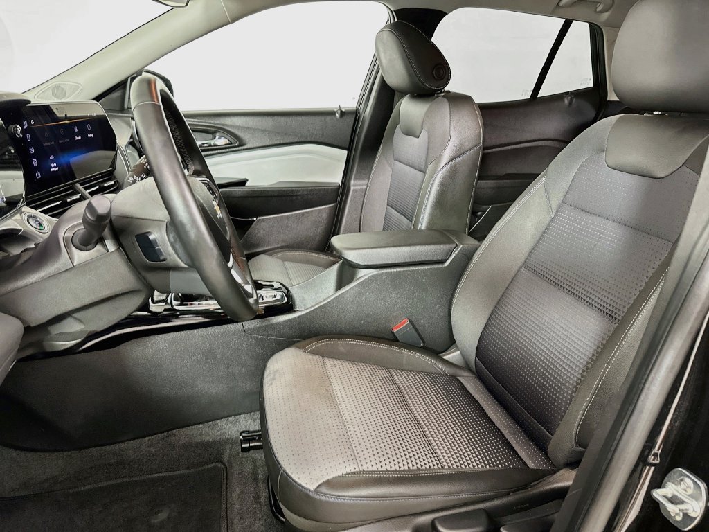 Used 2025 Chevrolet Trax LT w/ LT Convenience Package FWD image 8