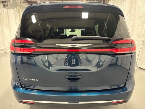 Used 2023 Chrysler Pacifica Touring-L image 6