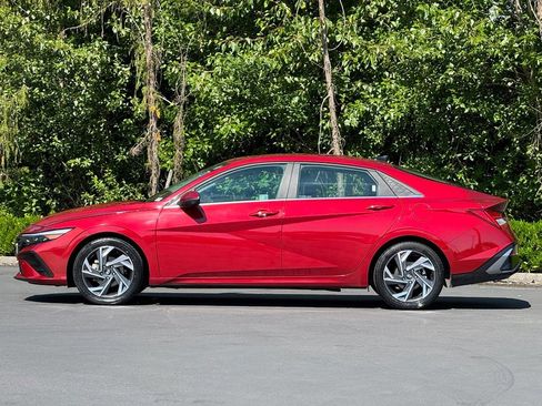 Used 2024 Hyundai Elantra Limited FWD image 3